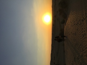 砂漠の夕陽とバーベキュー