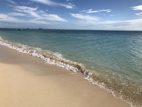 真っ白なビーチと真っ青な海