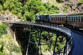 スカイレールと列車で観光