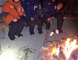 曇りだったのでオーロラに会えず。焚き火で癒やし。