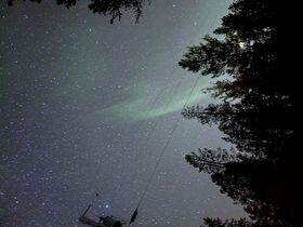 オーロラと満天の星空