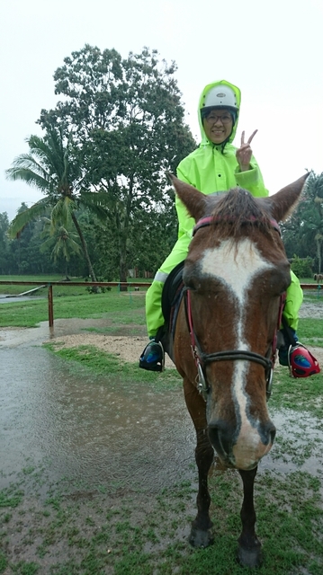 雨の中の乗馬