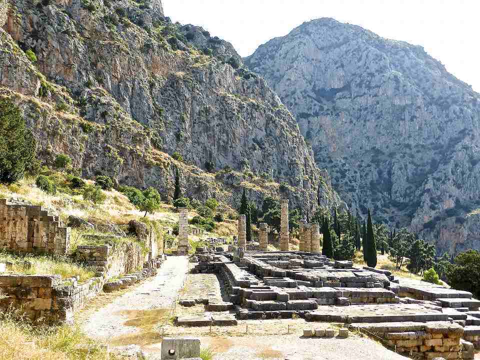 世界遺産 デルフィの古代遺跡|ホットホリデー